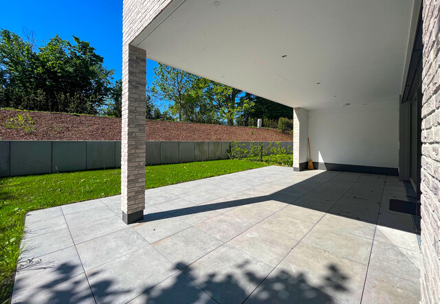 Anspruchsvolle 4-Zimmerwohnung mit großem Garten und zwei Abstellplätzen