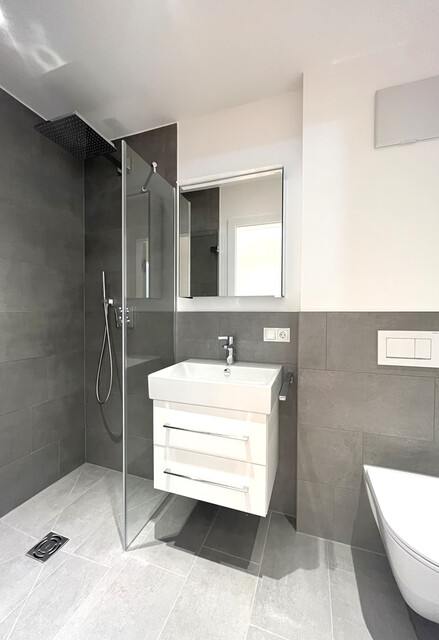 Anspruchsvolle 4-Zimmerwohnung mit großem Garten und zwei Abstellplätzen