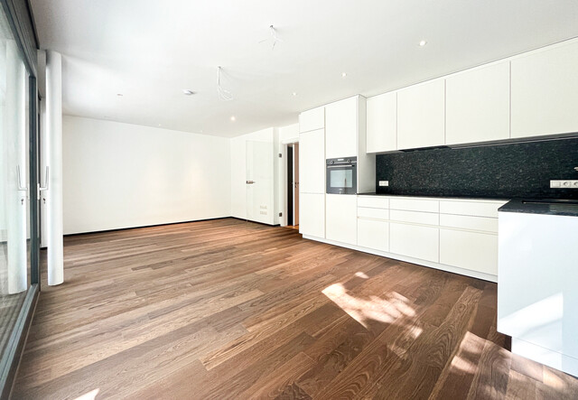 Anspruchsvolle 4-Zimmerwohnung mit großem Garten und zwei Abstellplätzen