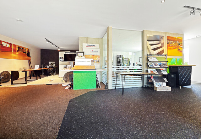 Betriebsgebäude mit Halle, Büro und eleganter Penthousewohnung