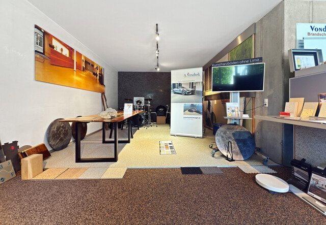 Betriebsgebäude mit Halle, Büro und eleganter Penthousewohnung