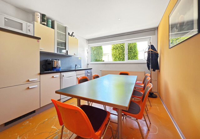 Betriebsgebäude mit Halle, Büro und eleganter Penthousewohnung