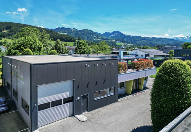 Betriebsgebäude mit Halle, Büro und eleganter Penthousewohnung