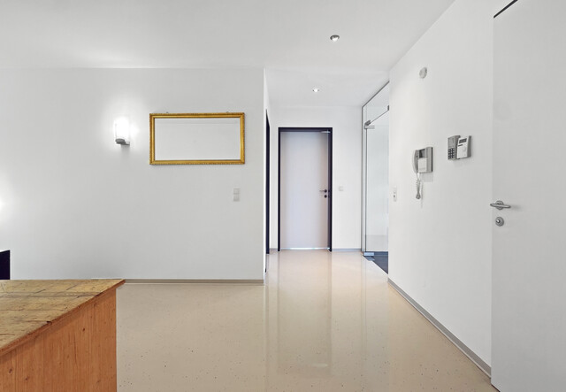 Betriebsgebäude mit Halle, Büro und eleganter Penthousewohnung