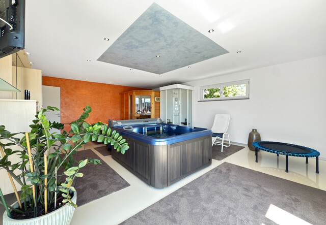 Betriebsgebäude mit Halle, Büro und eleganter Penthousewohnung