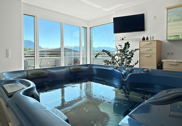 Betriebsgebäude mit Halle, Büro und eleganter Penthousewohnung