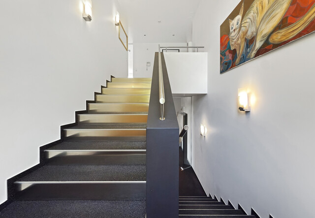 Betriebsgebäude mit Halle, Büro und eleganter Penthousewohnung