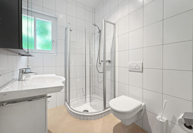 Betriebsgebäude mit Halle, Büro und eleganter Penthousewohnung