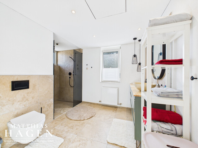 Einfamilienhaus mit großem Grundstück und Gartenparadies in Höchst