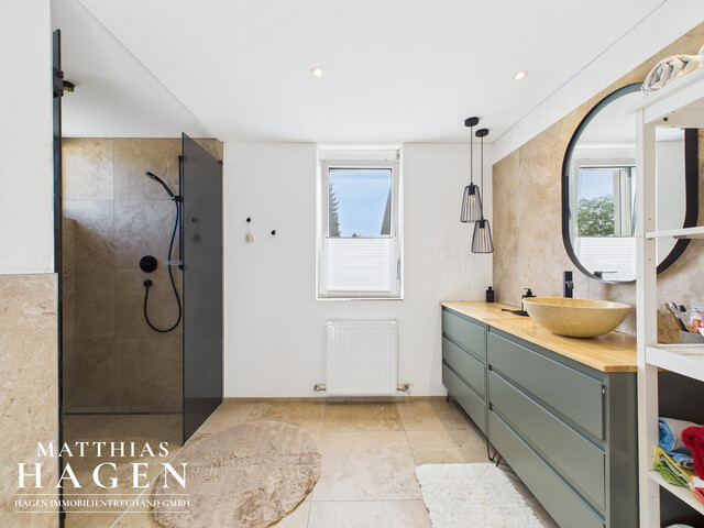 Einfamilienhaus mit großem Grundstück und Gartenparadies in Höchst