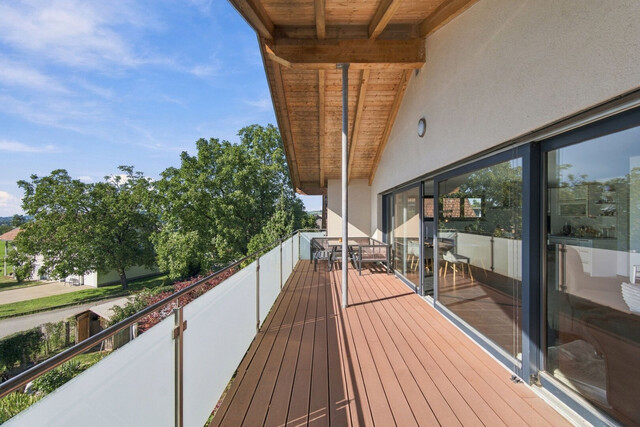 Großzügige Dachgeschosswohnung mit Südwest-Terrasse und traumhaftem Bodenseeblick