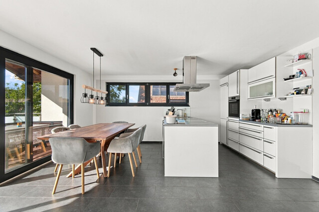 Großzügige Dachgeschosswohnung mit Südwest-Terrasse und traumhaftem Bodenseeblick