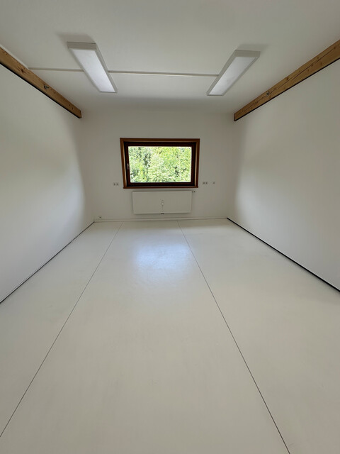 Helle Geschäftsräumlichkeit im 1. OG in zentraler Lage zu vermieten