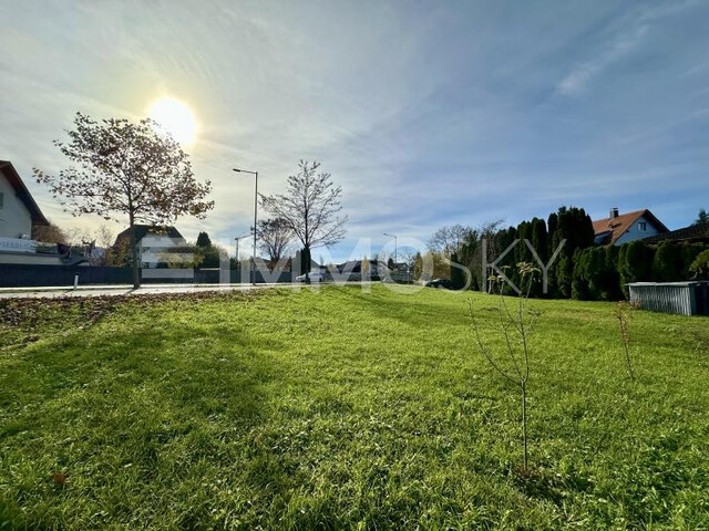 Direkt an der Hauptstrasse nach CH