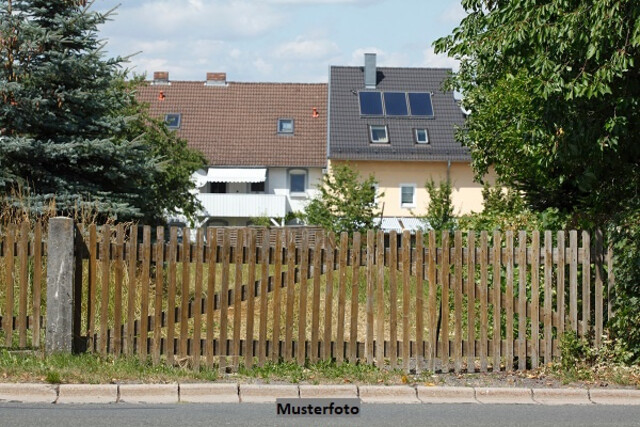 Einfamilienhaus mit Terrasse & Nebengebäude - renovierungsbedürftiges Projekt