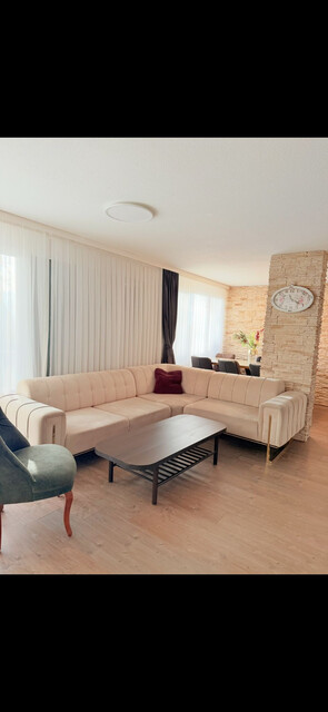 Renoviertes Dachgeschoss Wohnung mit Natursteinwände und Retrostilem Laminatboden, große Panoramaterasse mit atemberaubendem Bergaussicht. 