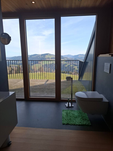 Freistehendes Holzhaus mit Aussicht über den Bregenzerwald