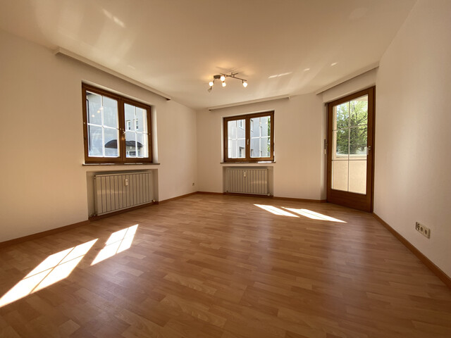 "ohne Provision" geräumige, helle 2,5 Zimmer Wohnung mit verglaster Veranda