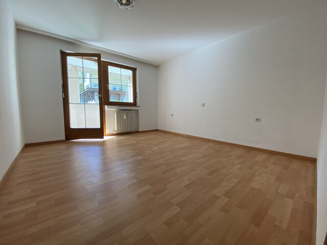 "ohne Provision" geräumige, helle 2,5 Zimmer Wohnung mit verglaster Veranda