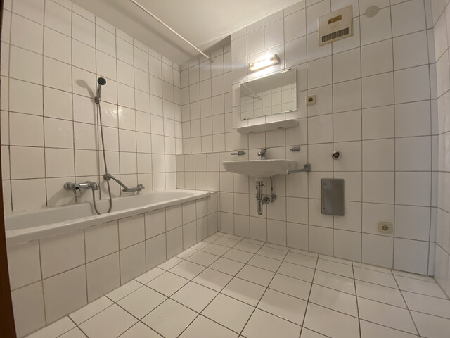 "ohne Provision" geräumige, helle 2,5 Zimmer Wohnung mit verglaster Veranda