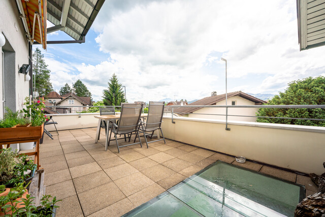 Wohn- und Geschäftshaus mit Parkplätzen