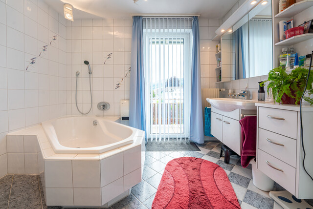 Wohn- und Geschäftshaus mit Parkplätzen