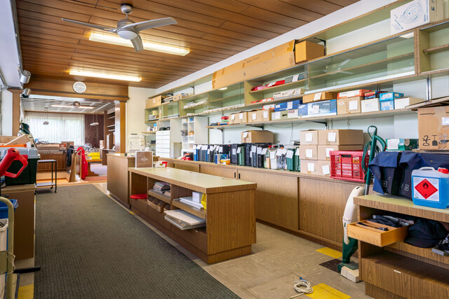 Wohn- und Geschäftshaus mit Parkplätzen