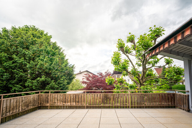 Wohn- und Geschäftshaus mit Parkplätzen