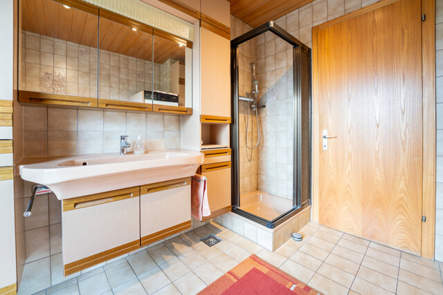 Wohn- und Geschäftshaus mit Parkplätzen