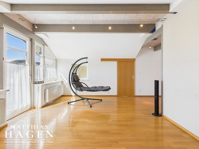 Große Dachgeschosswohnung in schöner, ruhiger Lage