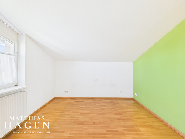 Große Dachgeschosswohnung in schöner, ruhiger Lage