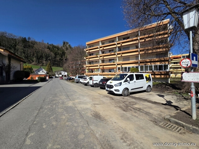 4,5-Zimmer-Wohnung mit großzügigem Balkon sowie Loggia und Tiefgaragenplatz