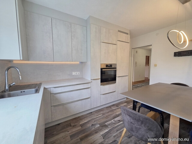 4,5-Zimmer-Wohnung mit großzügigem Balkon sowie Loggia und Tiefgaragenplatz