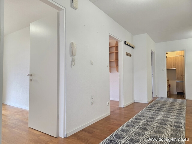 4,5-Zimmer-Wohnung mit großzügigem Balkon sowie Loggia und Tiefgaragenplatz