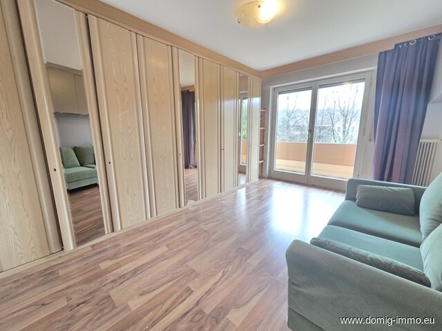 4,5-Zimmer-Wohnung mit großzügigem Balkon sowie Loggia und Tiefgaragenplatz