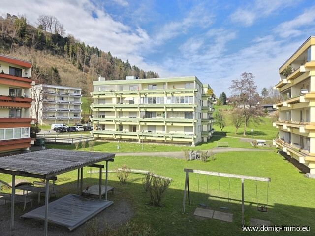 4,5-Zimmer-Wohnung mit großzügigem Balkon sowie Loggia und Tiefgaragenplatz