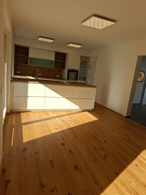 Geräumiges Haus mit Garage, Parkplatz und 27 m² großer Terrasse in Top-Lage!