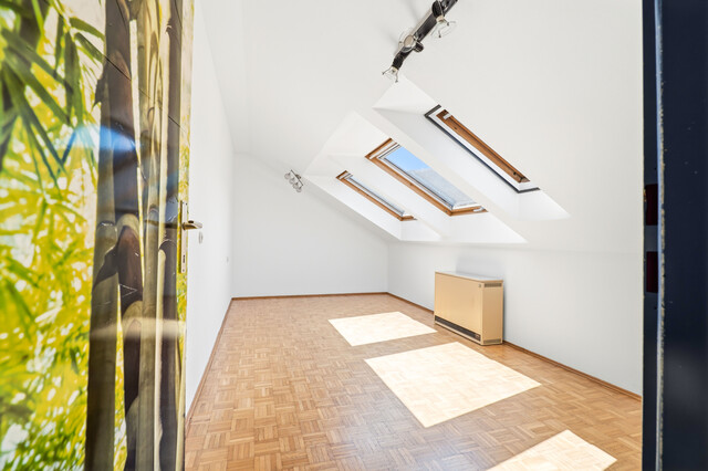 Klimatisierte Dachgeschosswohnung mit schönem Ausblick