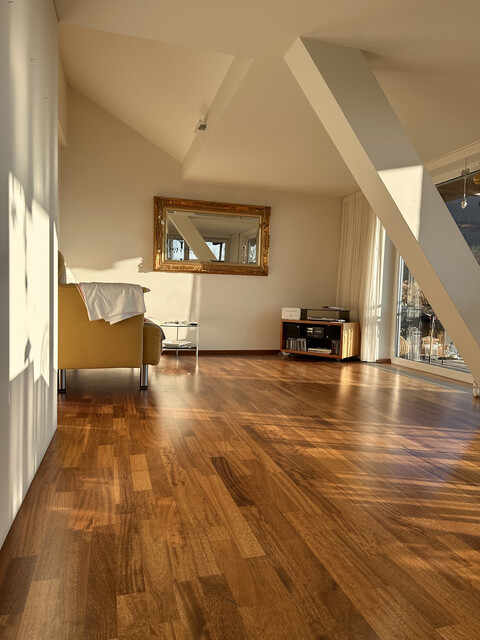 Altbau Dachgeschosswohnung mit Balkon, Garten, Stauraum &amp; Parkplatz!