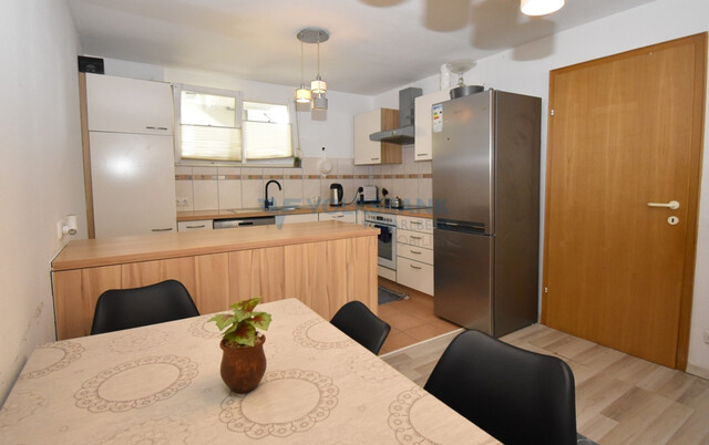 Zweigeschossige Wohnung mit Privatgarten!