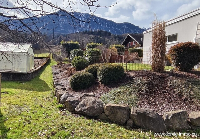 Wohnen auf höchstem Niveau – Neuwertiges Traumhaus mit kleinem Badeteich in Bestlage von Nenzing