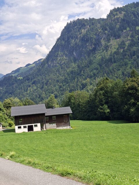 Bauernhaus mit Stall im Grünen