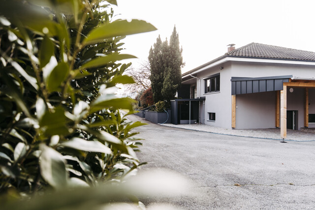 Bungalow mit Garagengebäude 