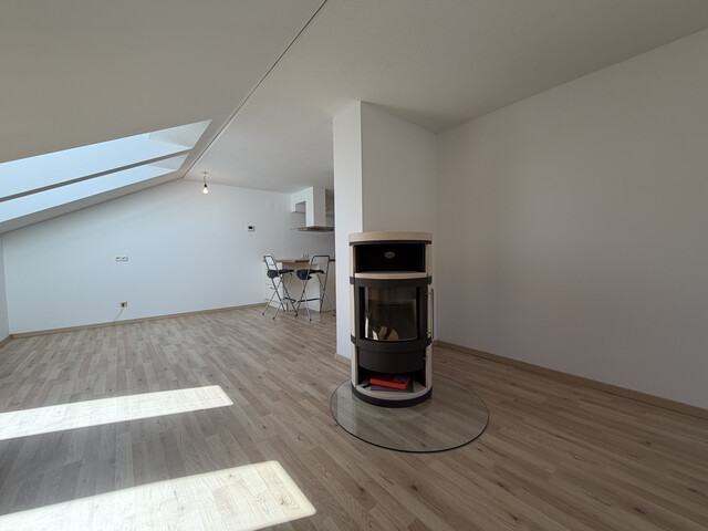 Sonnige 3-Zimmer-Dachgeschosswohnung mit Schwedenofen in ruhiger Lage