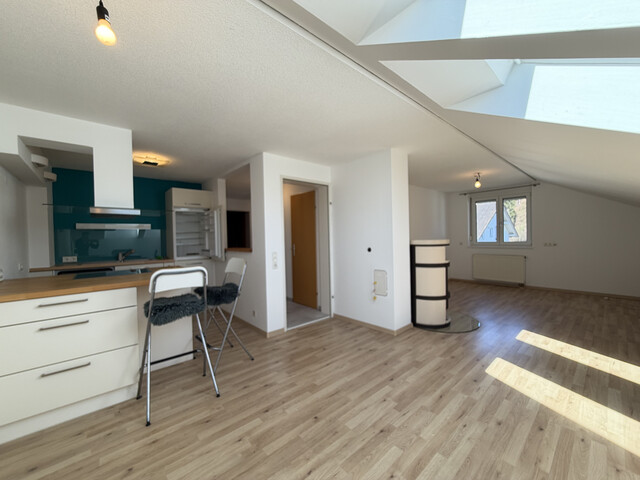 Sonnige 3-Zimmer-Dachgeschosswohnung mit Schwedenofen in ruhiger Lage