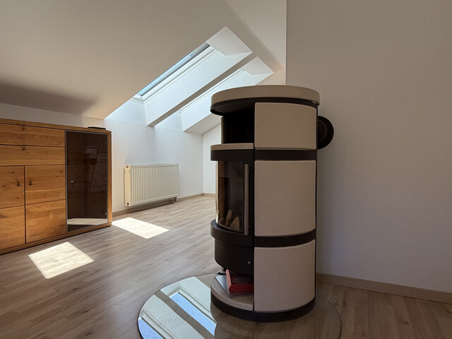 Sonnige 3-Zimmer-Dachgeschosswohnung mit Schwedenofen in ruhiger Lage