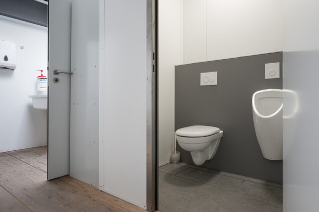 Moderne Werkhalle mit Bürofläche