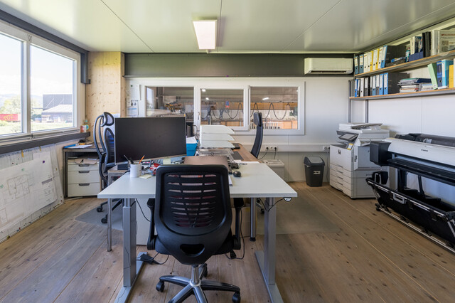 Moderne Werkhalle mit Bürofläche