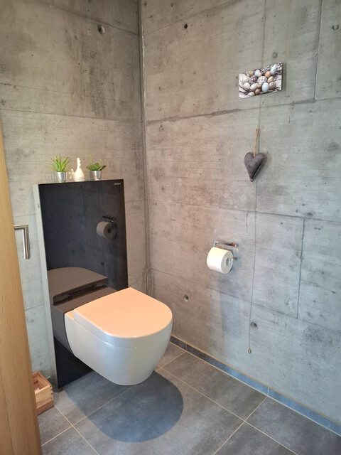 Freistehendes Holzhaus mit Aussicht über den Bregenzerwald