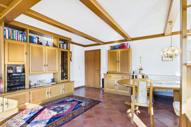 Wohnqualität und Raumvielfalt – gepflegtes Zweifamilienhaus mit Gartenidylle